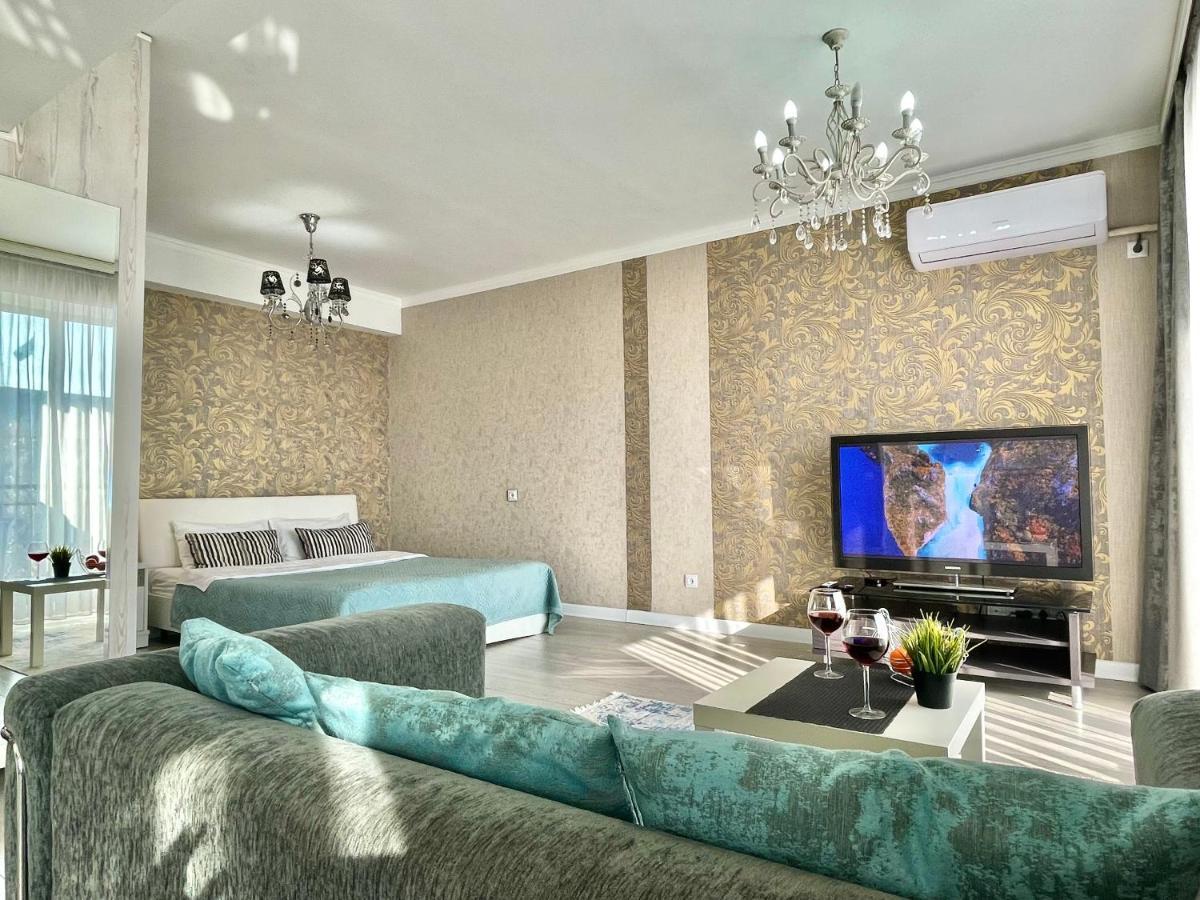 Apartment In The Heart Of The City Almaty Exterior foto