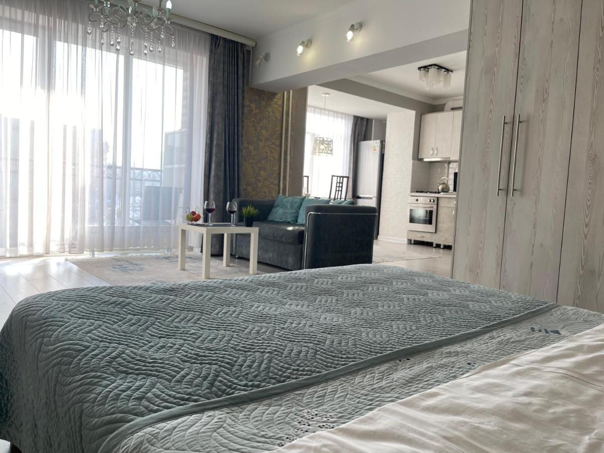 Apartment In The Heart Of The City Almaty Exterior foto