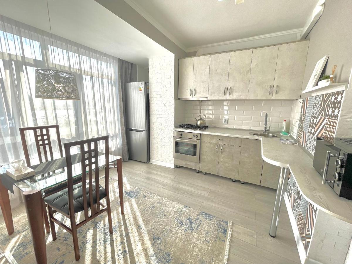Apartment In The Heart Of The City Almaty Exterior foto