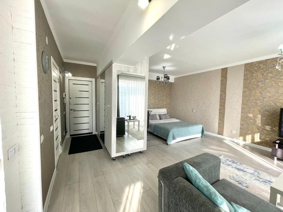 Apartment In The Heart Of The City Almaty Exterior foto
