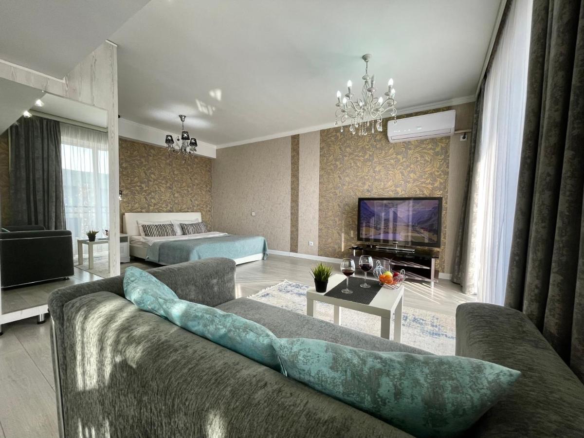 Apartment In The Heart Of The City Almaty Exterior foto